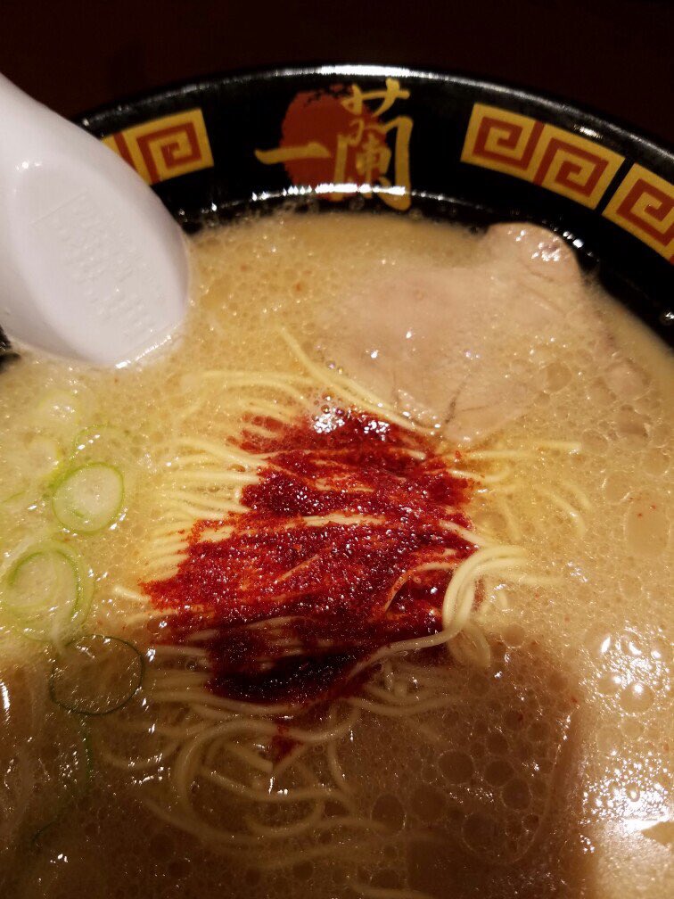 FJ_2200's tweet photo. 前のタイヤ2本がツルツルやって、この辺サイズ置いてるお店なくて西宮のマルゼンまでいったのに、265 50R20のんが１つもなくて結局取り寄せ😓マルゼンのネットで買うのと値段も一緒で行った意味😂🙌今週末には交換出来そうで良かった💓2月11.12の1人岡山旅も安心💓安定の一蘭🍜 https://t.co/QpQfTWdzHL