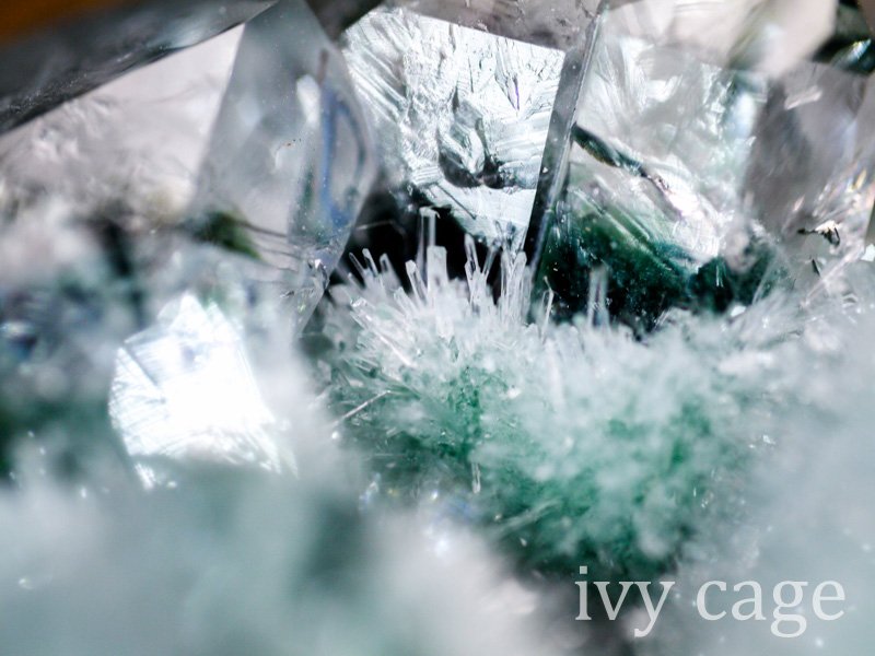 噂の人工水晶by中国を入手(｀・ω・´) 天然の透明水晶クラスターから