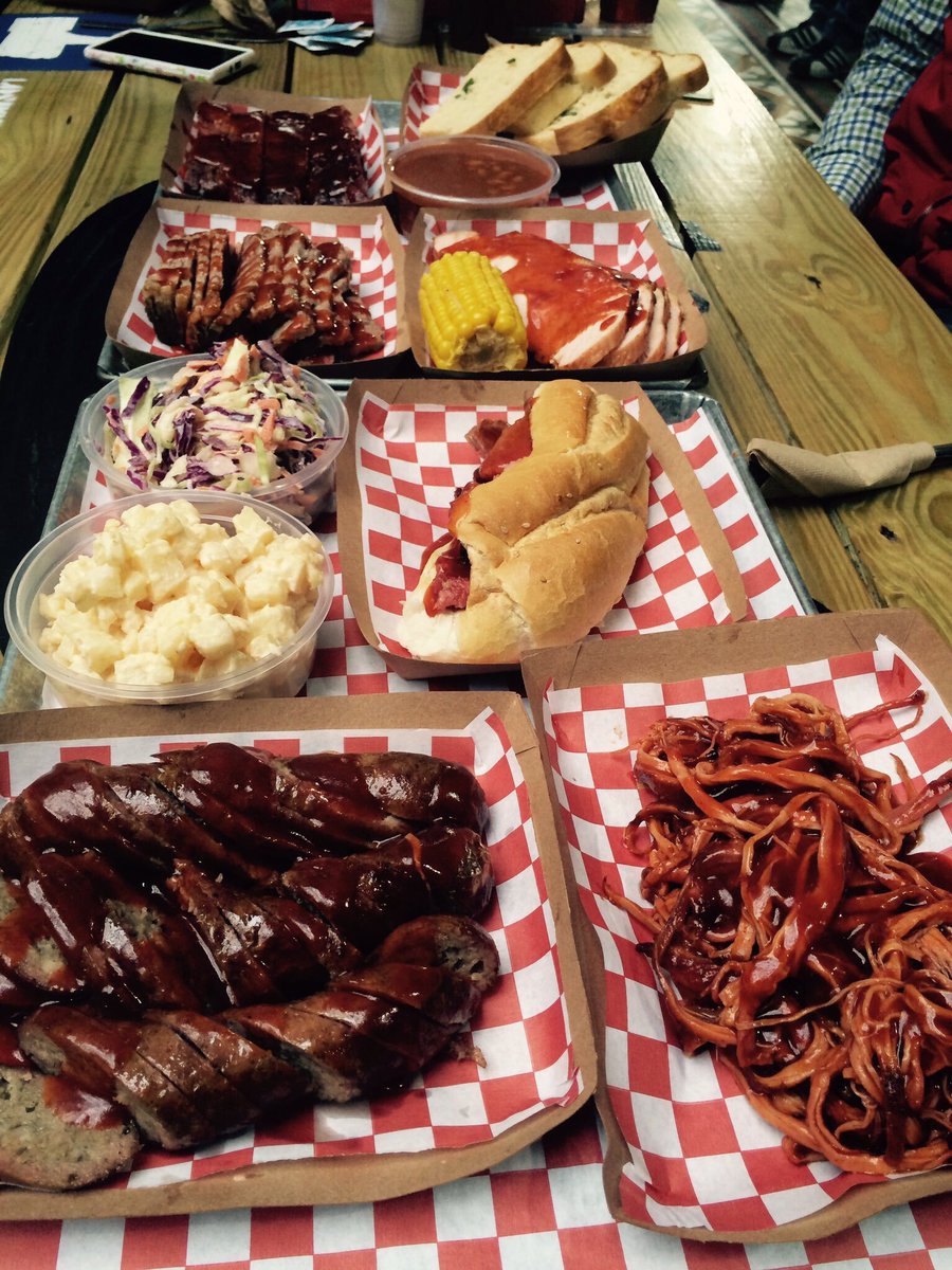 FoodtrucksDF's tweet photo. #LunesDeCiudad Para vivir la experiencia completa!! #SuperBowl nada mejor que #BBQ de @lospoboys #BBQFANS #BBQlovers aquí..!! https://t.co/ftGSvA5PnV