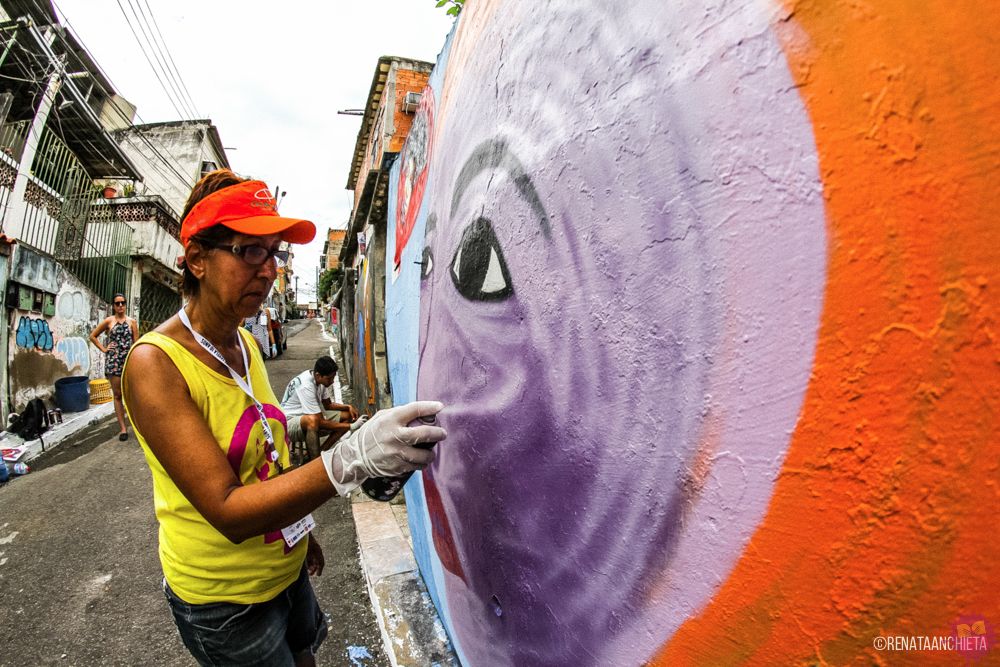 RedeNami's tweet photo. Nossa Vice-presidenta, #Oli, não pôde deixar de ir ao #MOF2016 e pintar uma de suas mulheres de pele colorida... https://t.co/dR874xMuPD