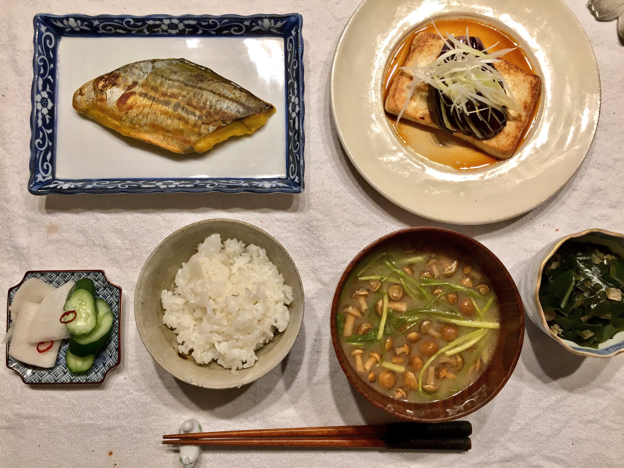 おりえ 毎日平凡なご飯が多いけど ひとつひとつを褒めてくれるから嬉しくて毎晩こんな飯である 鰆の西京漬 白米 きゅうり と蕪の浅漬け セリとなめこのお味噌汁 わかめの酢玉葱和え 豆腐のバターステーキに揚げ茄子添え 恋人よ 今週もよろしくね