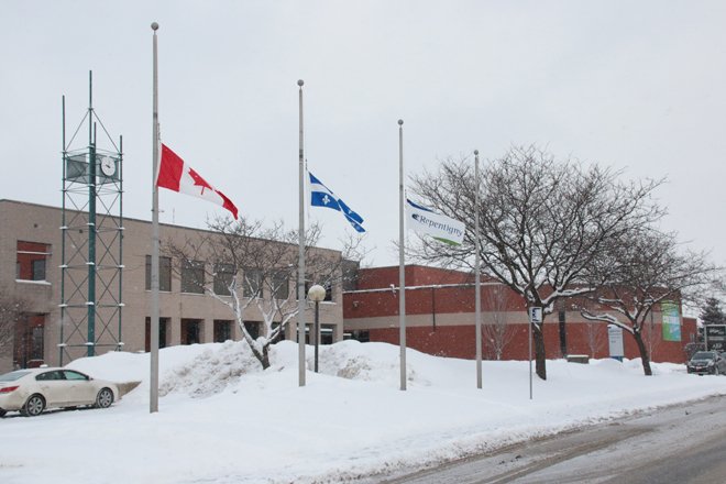 En geste de solidarité auprès de la communauté musulmane et de la <a href="/villequebec/">Ville de Québec</a> les drapeaux sont en berne à Repentigny. #polmun #TousUnis