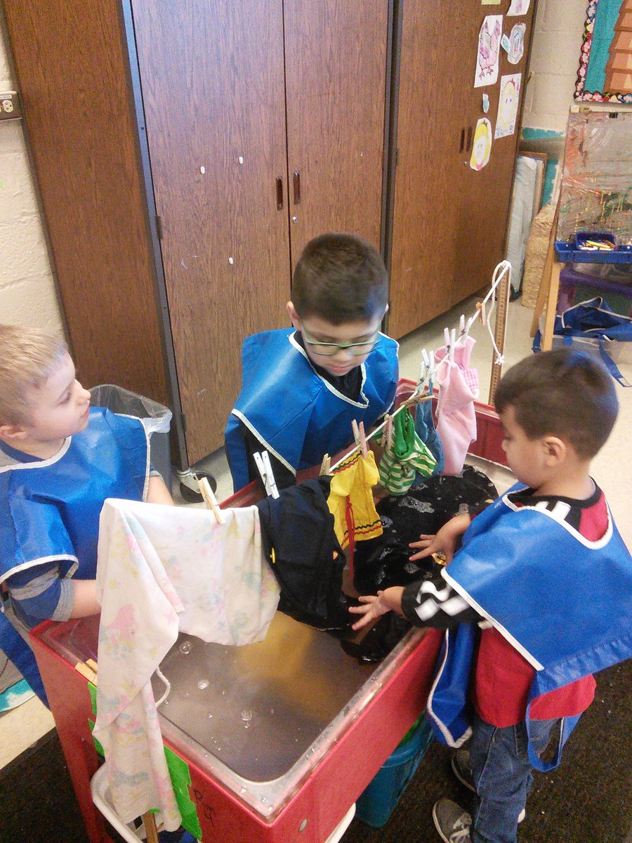MsLammatPlayer's tweet photo. Students wash clothes in the water table as part of our clothing study. #clothingstudy @ISD109 @PlayerSchool https://t.co/x3hGepLZRP
