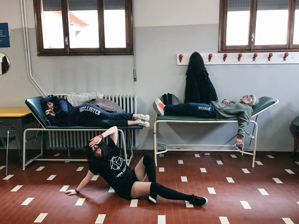 ToteOrchidee's tweet photo. La situazione in classe oggi

Io mi sentivo a hollywood https://t.co/wn9O8yf0yk