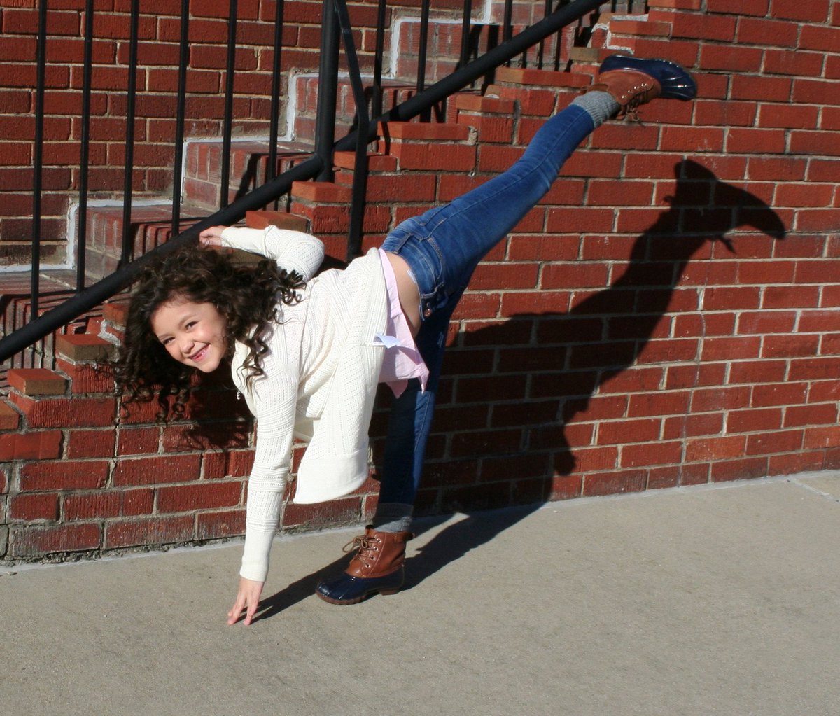 DancerEmelia's tweet photo. When your Mom tells you to do a Needle and your jeans are way too tight, haha!  #dance #dancer #dancelife #needle https://t.co/mqjBMVwOmB