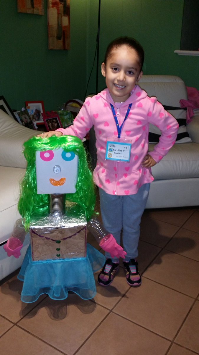 ephr84's tweet photo. Mi princesa hermosa con su amiga robot https://t.co/7B7BYQhpaL