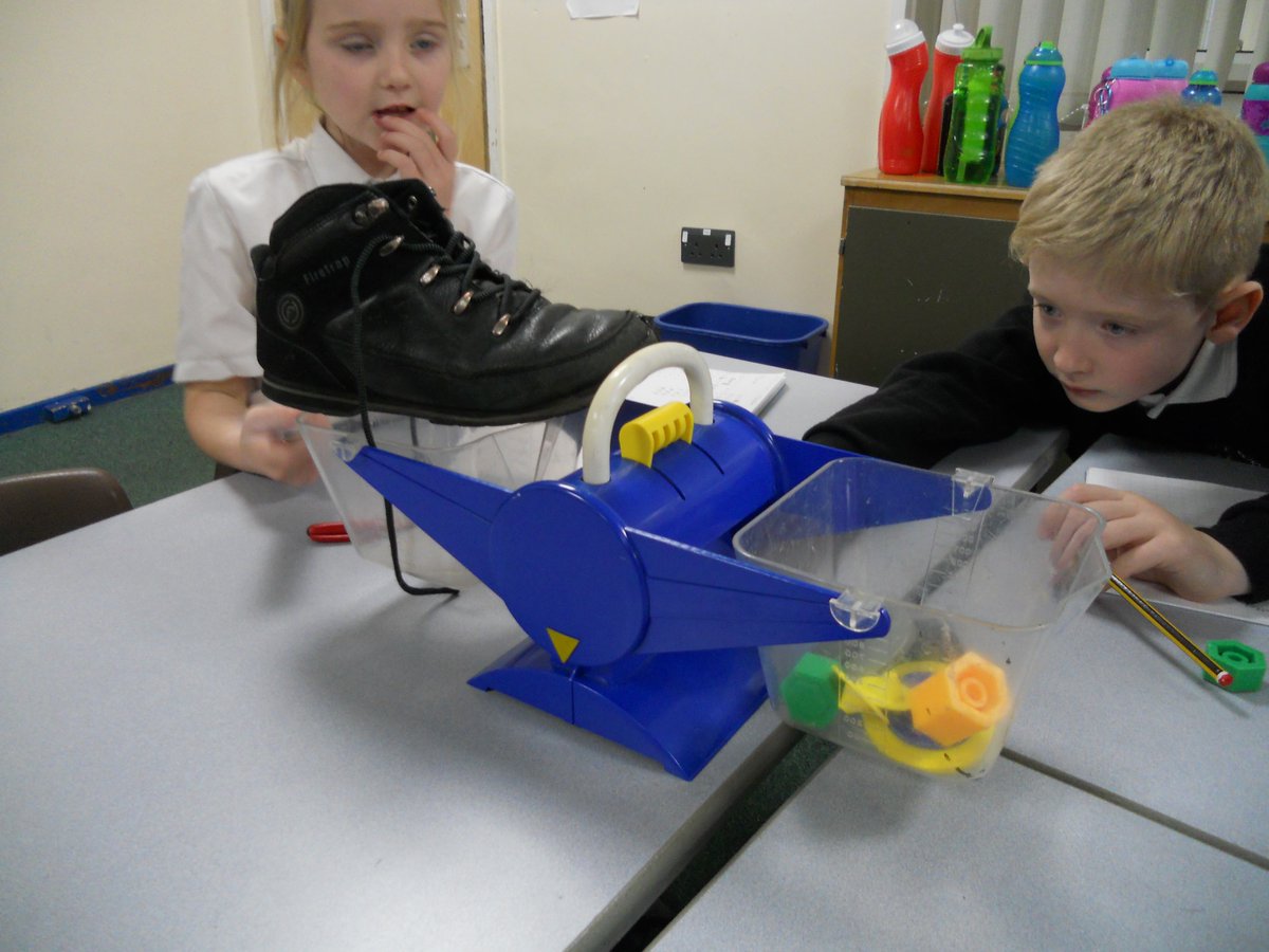 yr3melthamce's tweet photo. Lots of practical work in maths today. What is the mass of a shoe? A pencil? A ruler?
#melthammaths
#mrspeace https://t.co/p5YN6WIoWH