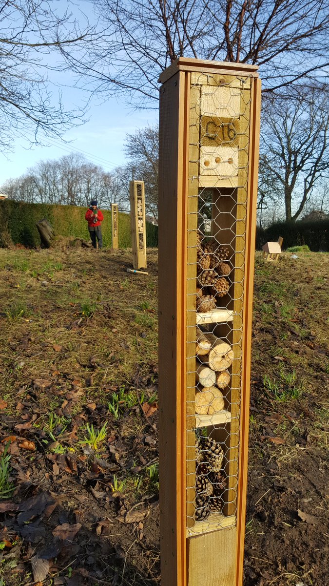 Grow_73's tweet photo. Installing bug hotels made 4 us by the Handy Folk socent in Overtoun Park this morning, made poss by @csgreennetwork funding #biodiversity https://t.co/KRO4ituqtA