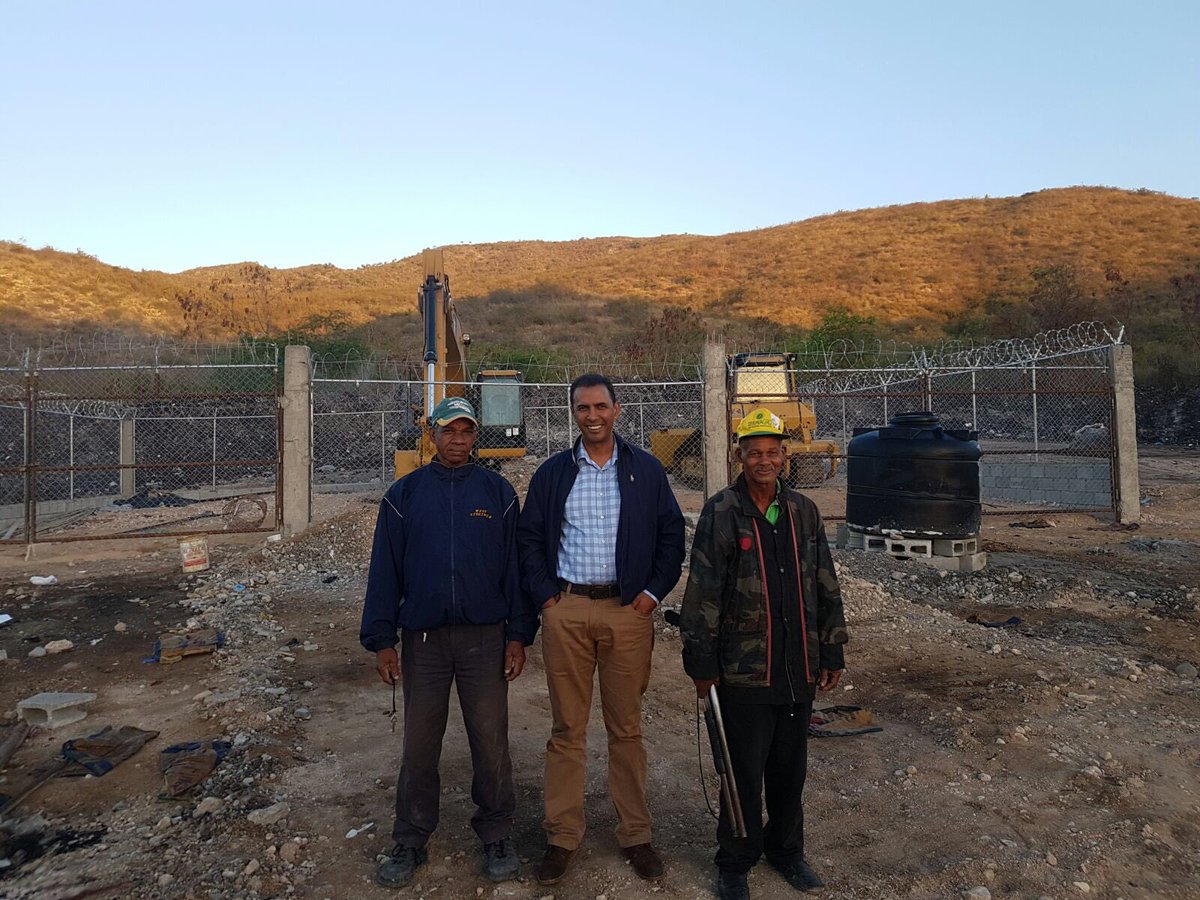 DomingoCG1's tweet photo. ¡Buenos días! 

Supervisando trabajos del Vertedero de Azúa con equipo de #QuisqueyaLimpia programa de  @digepep para manejo de residuos. https://t.co/x6ssntS0N8