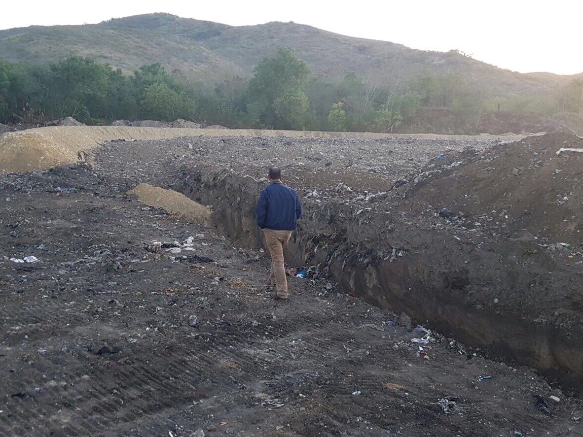 DomingoCG1's tweet photo. ¡Buenos días! 

Supervisando trabajos del Vertedero de Azúa con equipo de #QuisqueyaLimpia programa de  @digepep para manejo de residuos. https://t.co/x6ssntS0N8