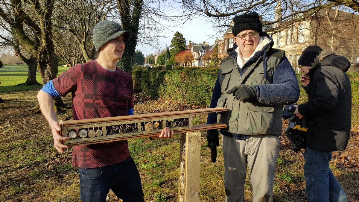 Grow_73's tweet photo. Installing bug hotels made 4 us by the Handy Folk socent in Overtoun Park this morning, made poss by @csgreennetwork funding #biodiversity https://t.co/KRO4ituqtA