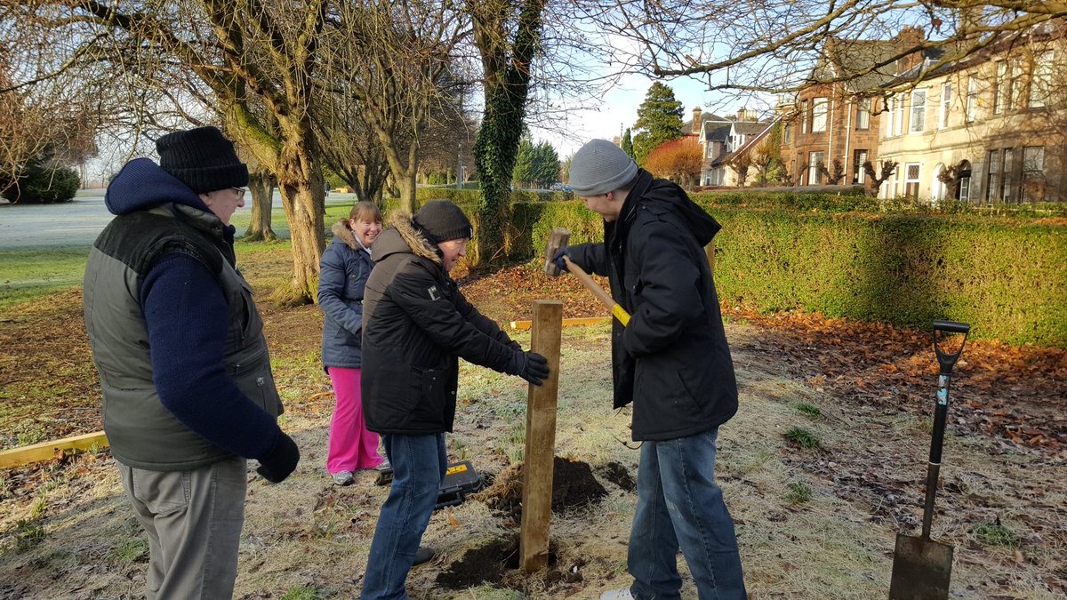 Grow_73's tweet photo. Installing bug hotels made 4 us by the Handy Folk socent in Overtoun Park this morning, made poss by @csgreennetwork funding #biodiversity https://t.co/KRO4ituqtA