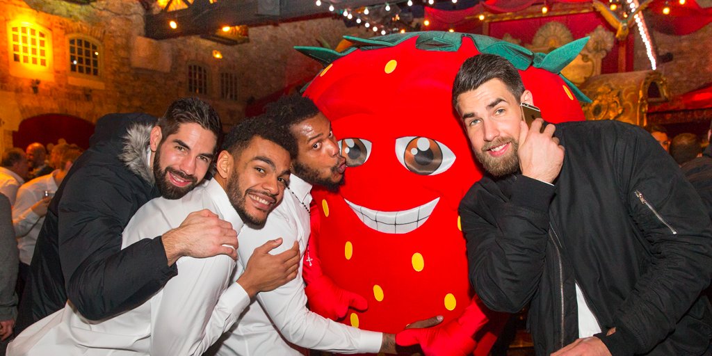 oasisbefruit's tweet photo. Momangue de fête avec nos Expoires hier soir après le match! Encore félitchitations à eux pour cette 6è étoile ❤ #BeFruitBeHand #BleuetFier https://t.co/HQgY3J92Eh
