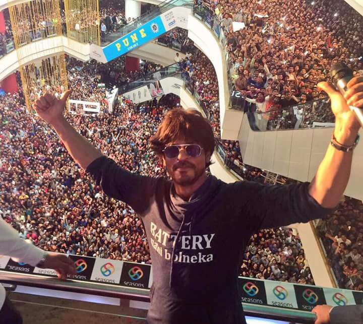 iFaridoon's tweet photo. Madness for @iamsrk in #Pune today... Waste ur time defaming him, spread lies but you just can't stop people 4m loving him!! Unstoppable! https://t.co/YYsT6hsoIa