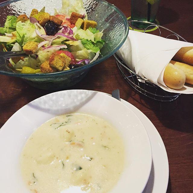olivegarden's tweet photo. 🎶 "...Baby, this is what you came for lightning strikes every bite of soup..." 🎶 https://t.co/D5CWaHewEC
