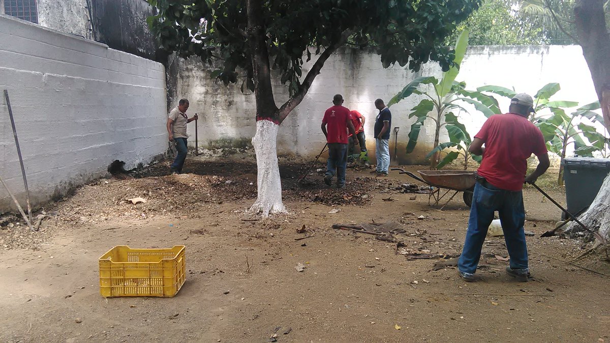 inass_araure's tweet photo. Operación Limpieza para realizar patio productivo en el centro @Inass_GeroAldea @salainass @magallyvina @leyren27 @maeyfuentes https://t.co/2O1EwuYuam