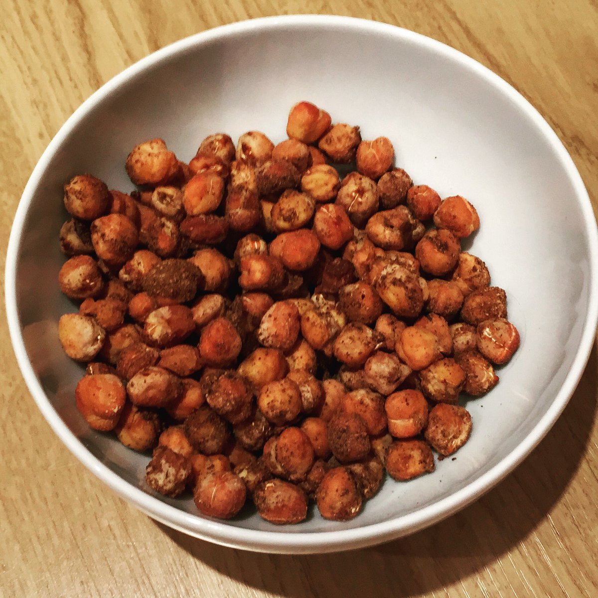 OliviaBusby's tweet image. Spicy Crispy Chickpeas 🌶 mix chickpeas with spices and bake until crunchy #savourysnack