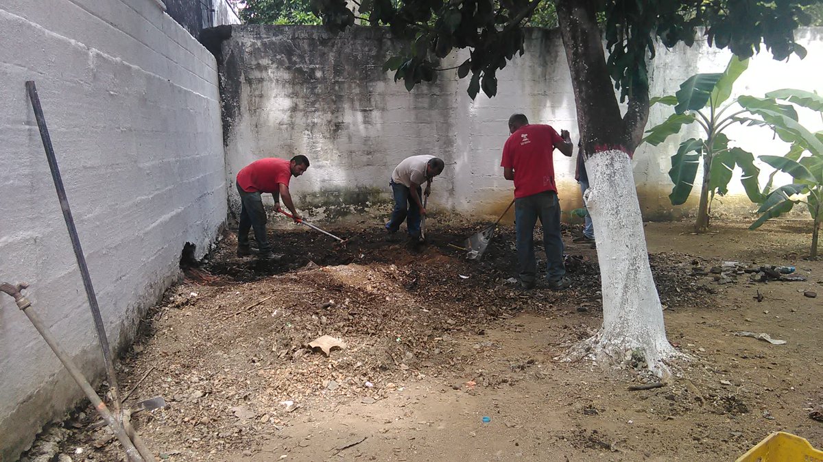 inass_araure's tweet photo. Operación Limpieza para realizar patio productivo en el centro @Inass_GeroAldea @salainass @magallyvina @leyren27 @maeyfuentes https://t.co/2O1EwuYuam