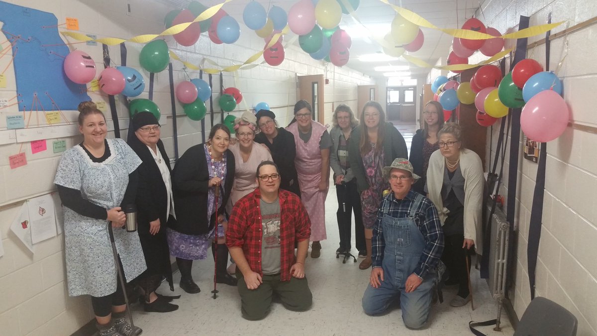 NMercerCards's tweet photo. Our 100 year old teachers for the 100th Day of School. https://t.co/PAZOhT6tCc