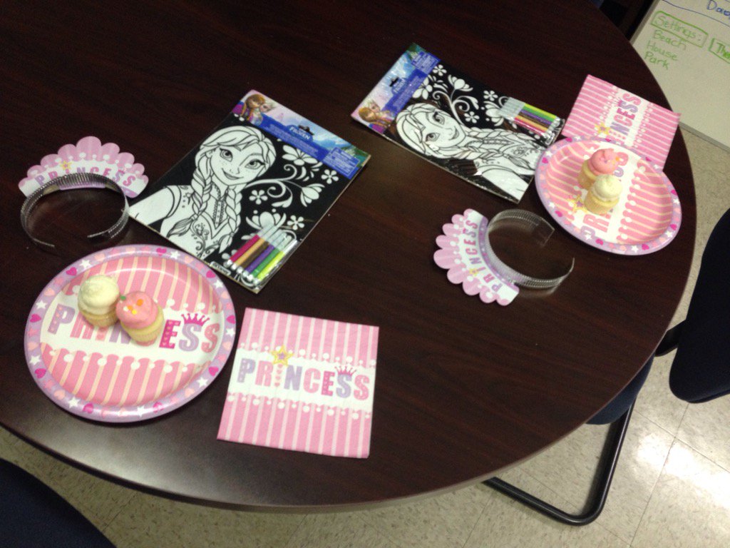 2 little princesses are have a special lunch for PBIS Reward!! @GoldsmithNews  @AssistSupArea4