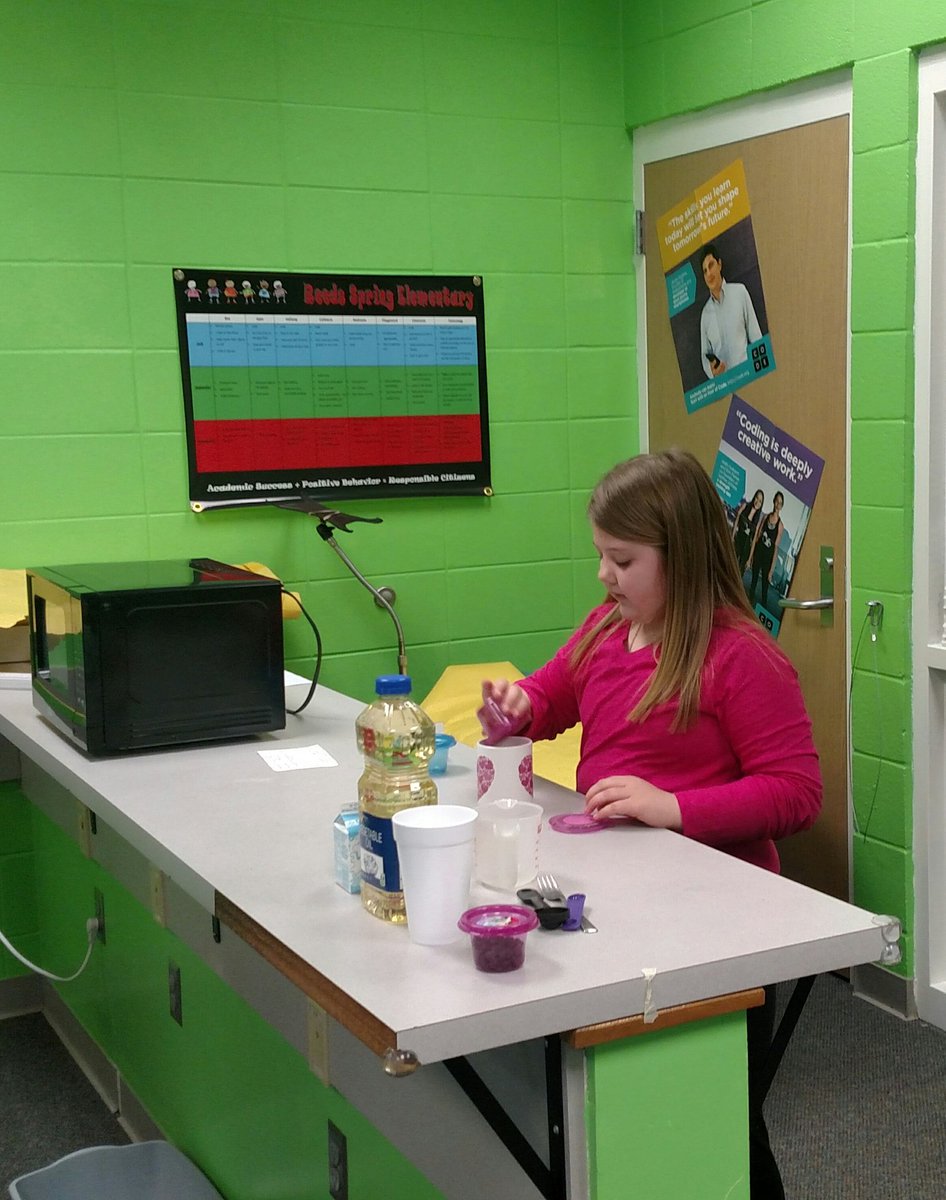 RSMakerTeacher's tweet photo. #PassionProject how to make a microwave chocolate lava cake @sam_dilliner @ReedsSpringES https://t.co/FaJU48xMG0