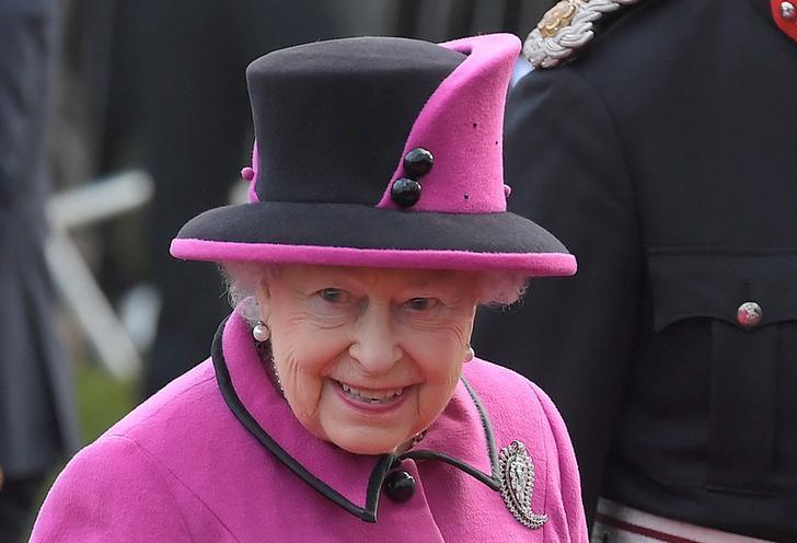 Reuters's tweet photo. Don't let Trump embarrass our queen, say more than a million Britons https://t.co/hRIorukgL9 https://t.co/fUkq6J9ZR8