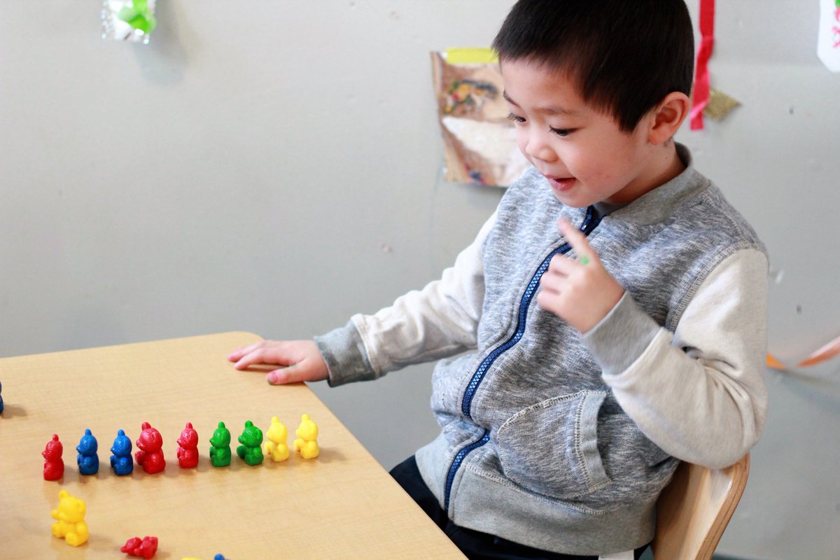 "What comes next?" Preschoolers learn about pattern through math games go.edc.org/oa9j #earlymath #earlySTEM