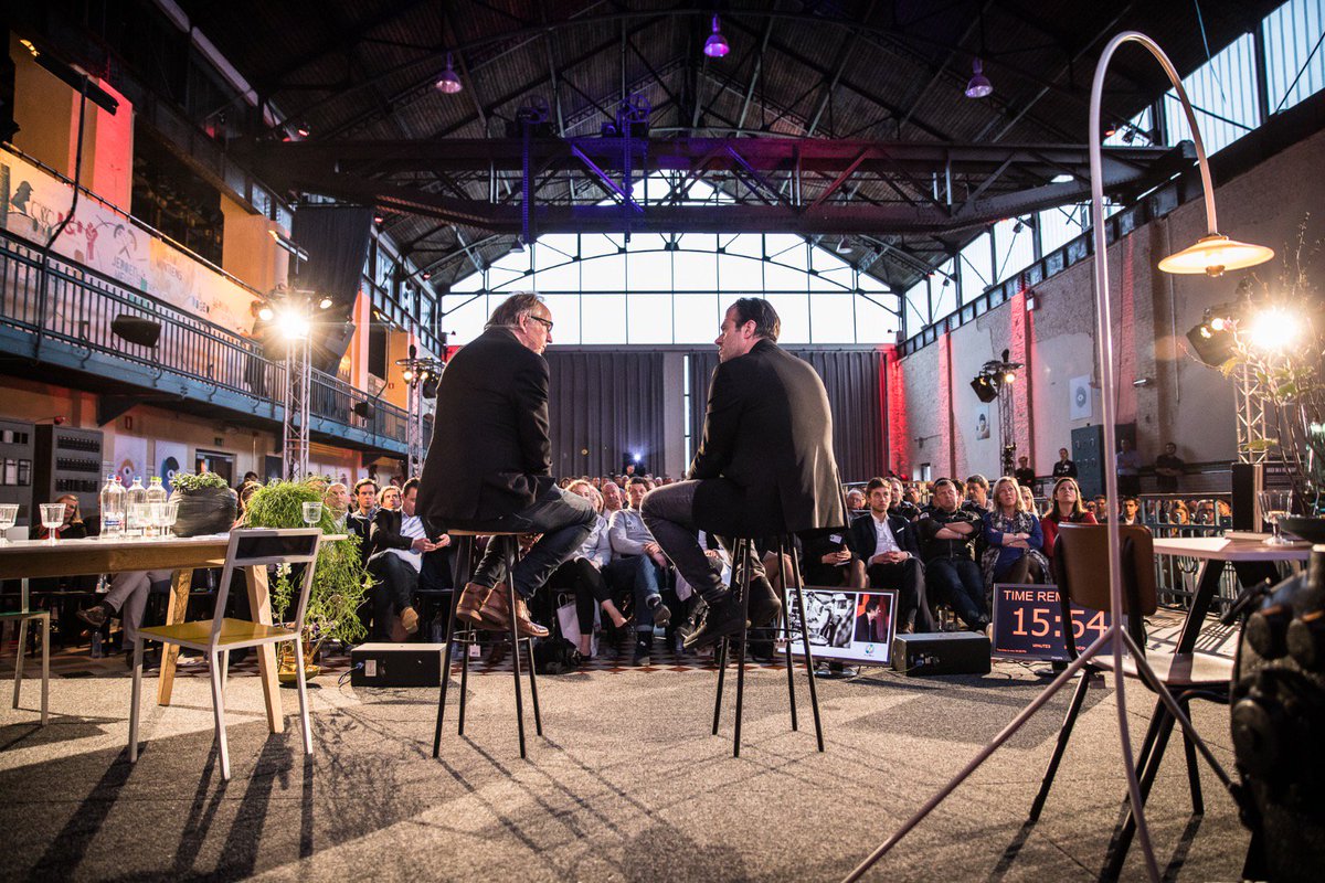 FIBelgie's tweet photo. Mooi beeld. @Hanssteenbergen en @SergioHerman voor 475 food professionals met elkaar in gesprek. #VISION17 - foto: @florisheuer https://t.co/C3sqUXs2Gn