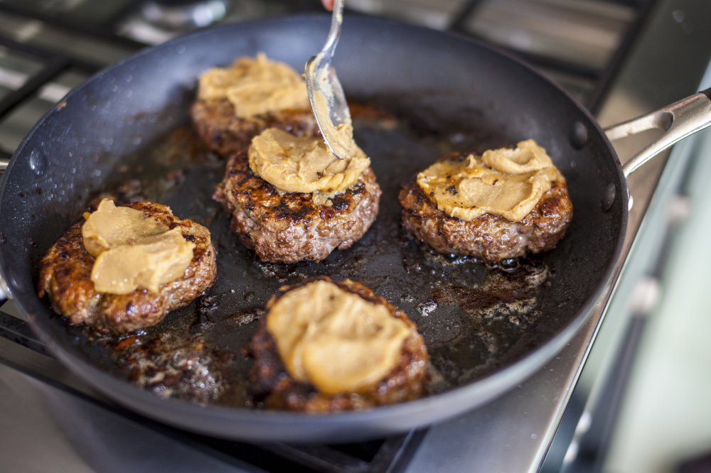 StJohnatHome's tweet photo. Monday-night cure-all: Rarebit Cheeseburgers. Just top browning burgers with #RarebitMix, cook until bubbling, then serve. #StJohnatHome https://t.co/KaL8ikOVIF