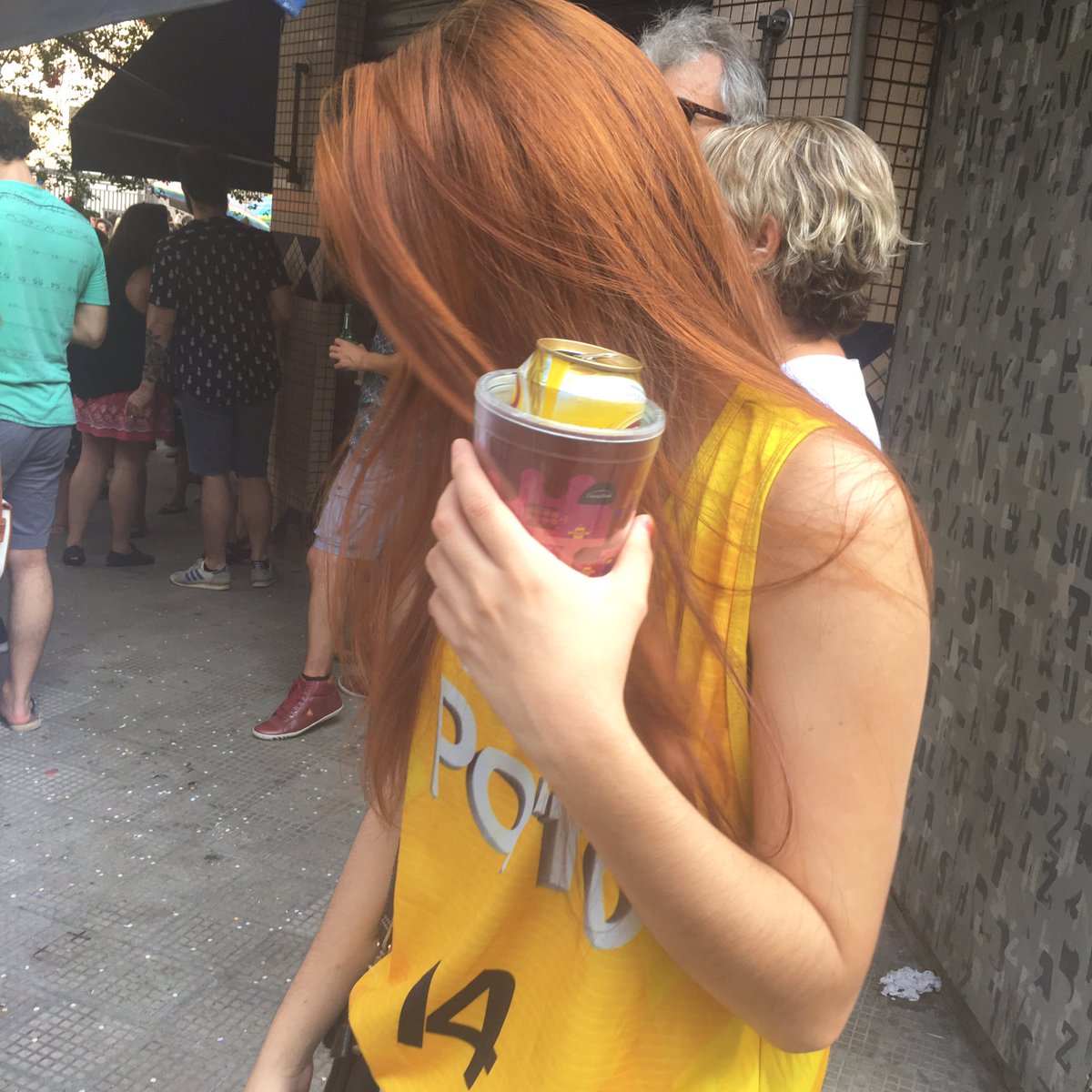 pamdamico_'s tweet photo. A breja sempre na mão 🍻#ehcarnaval https://t.co/ypKwMjy5rF