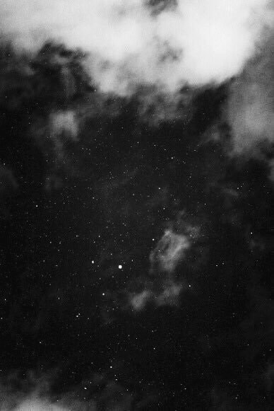 بس في العتمة بتعرف مين نجومك🌌.