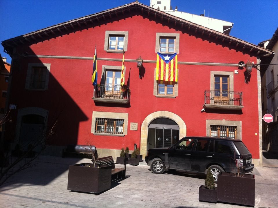 Voltreganes's tweet photo. #taldiacomavui fa 5anys q Gracies als #fetsdelaGleva i la societat civil es va aconseguir penjar la 1estelada a l'Ajuntament d #SantHipòlit https://t.co/O9Eb5WsF0K