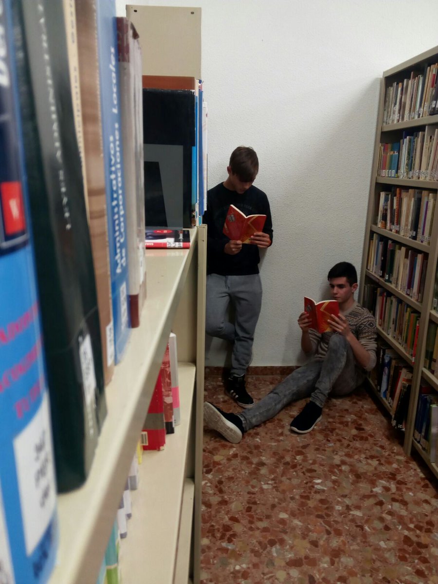 AulaLlibre's tweet image. Sempre s&apos;agraeix llegir, a un lloc meravellós i amb una agradable companyia. #CECVContemLecturaAVL