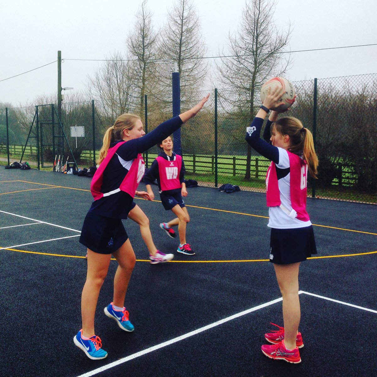 MCol_Netball's tweet image. U14s back in training today, creating their own drills focused on the 3 foot mark #creatingthinkingplayers #defensivestrategy