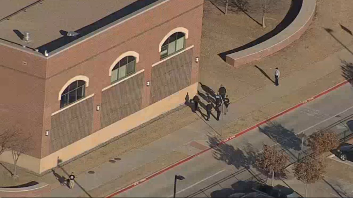 ByronSportpic's tweet photo. Just now finding out the school on lockdown. Hope everything is alright. https://t.co/da1pzbS0u9