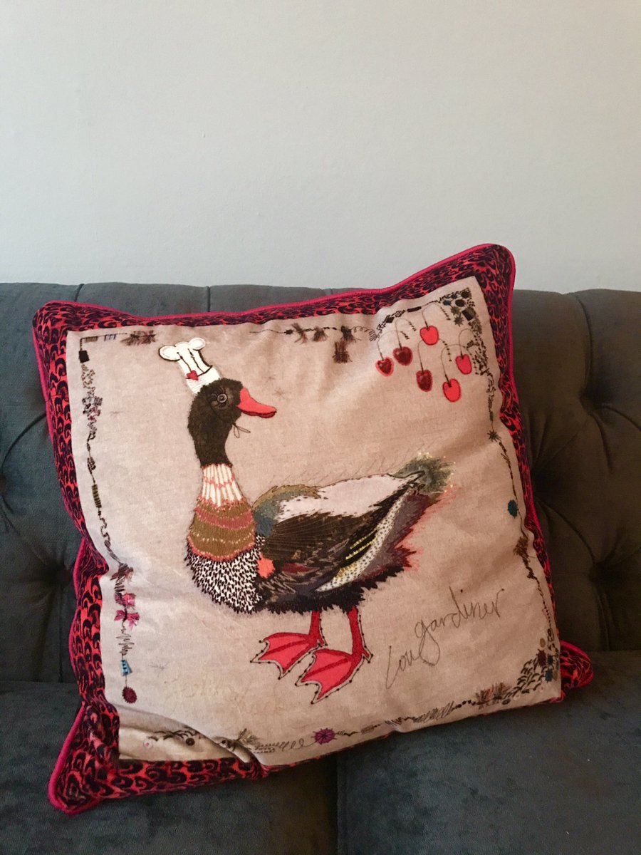 SomacThreads's tweet image. Loving our @Loulougardiner pillow! #sewing #embroidery #spring