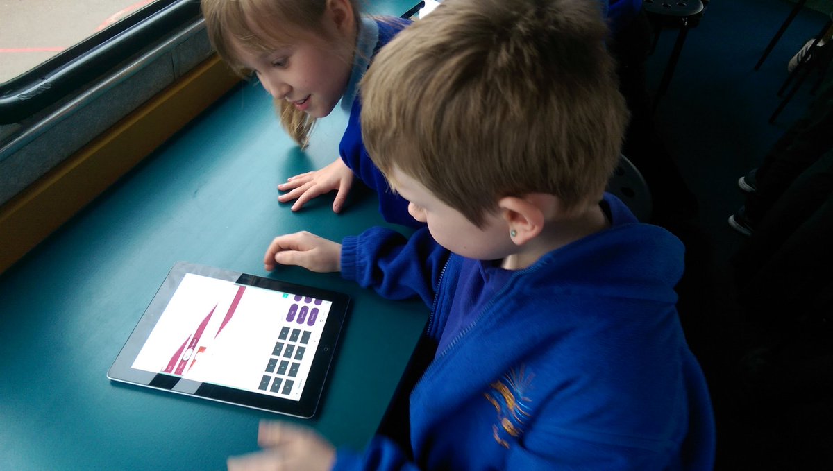 Y3Palm's tweet image. Today, we have learnt how to create an arrow pad on Hopscotch 🎮🚃 #CodingOnTheBus