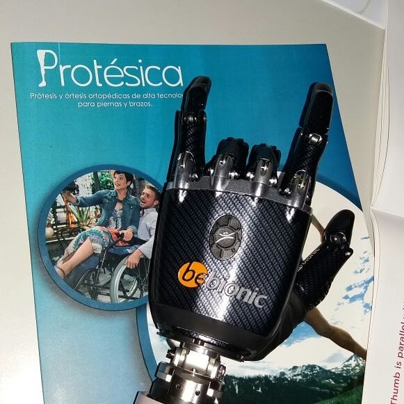 ProtesicaCol's tweet image. ¿Sabias que la prótesis de mano Myoeléctrica #BeBionic3 te permite rockear? 

#Protesica #Protesis #ProtesisOrtopedica