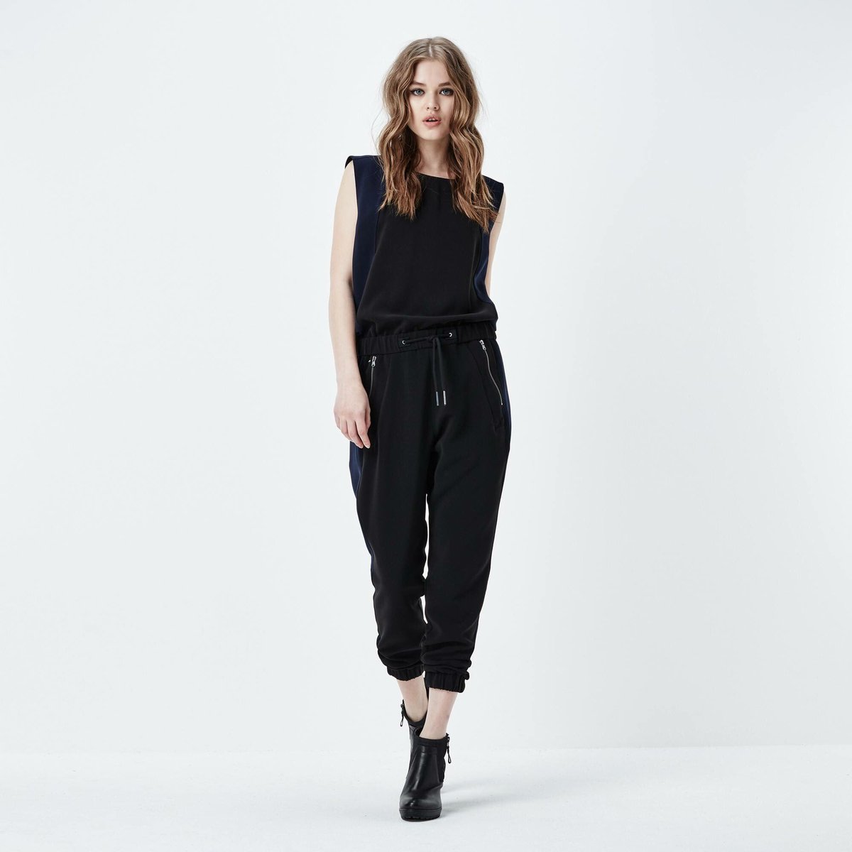 Empieza la semana sintiéndote y viéndote súper bien con un outfit increíble, como este jumpsuit de #GStarRawMx