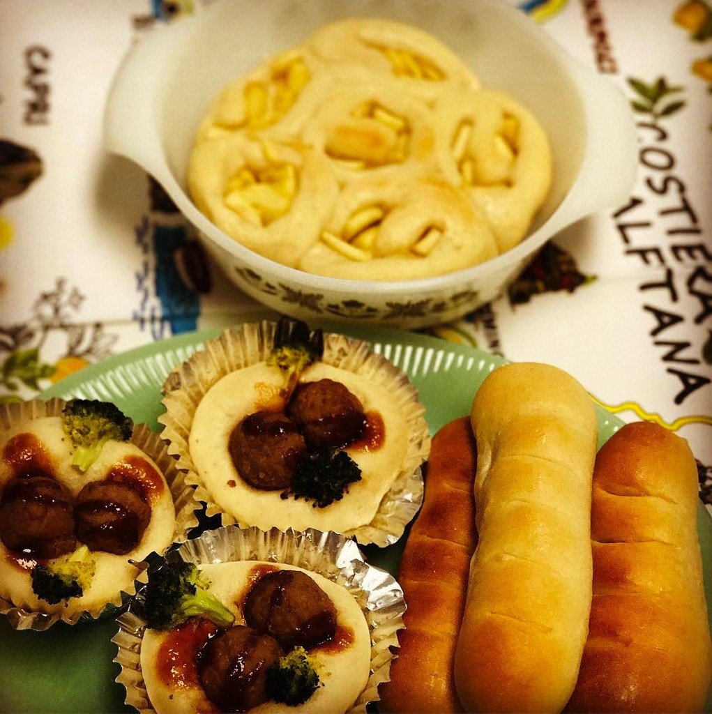 yayoinofriday8's tweet photo. #手作りパン #お惣菜パン #菓子パン #月曜朝1パン作り #既に食べてなくなったけど #優雅なブランチwithfriend #今週の朝ごはん #appleroll #meatba… https://t.co/AAJRA7T44Q https://t.co/ycDvCc6waH