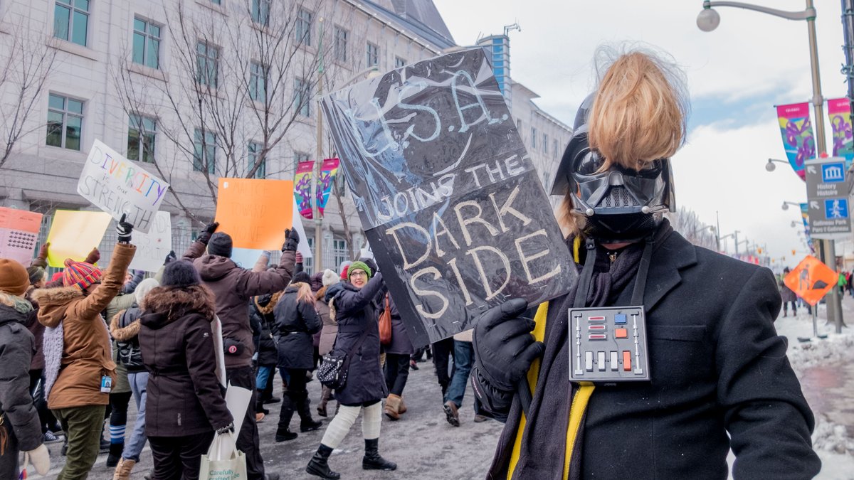 m_aspirot's tweet photo. PHOTOS: Protesters create a human chain to protest Trump's travel ban in front of the U.S. Embassy in Ottawa #cbcottawa #ottnews #protest https://t.co/rOzsa650Uo