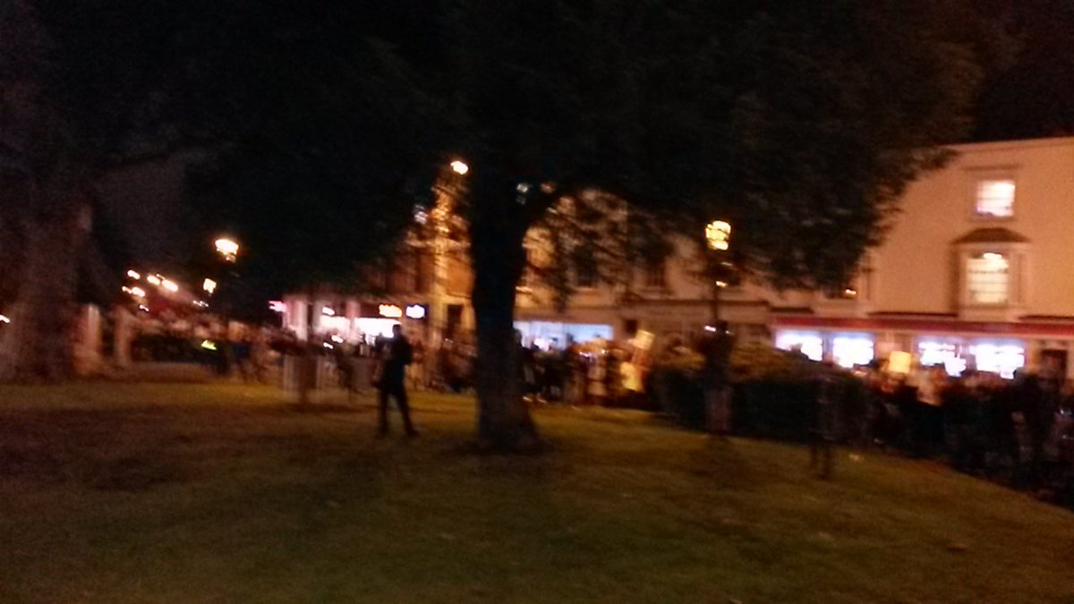actonevidence's tweet photo. 2500 ppl stream across Magdalen Bridge in Oxford #DumpTrump https://t.co/S1iQk4Rzpu