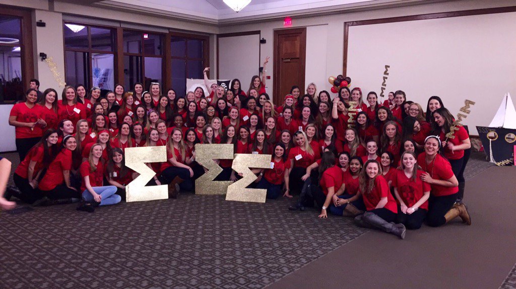 gabriella_miele's tweet image. Can't believe it's my last bid day 😭feels like this was just yesterday ❤❤❤❤❤ #Spring15