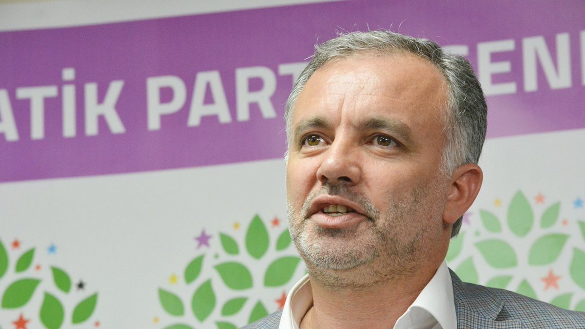 Ayhan Bilgen hakkında tutuklamaya yönelik yakalama kararı çıkarıldıktan sonra Bilgen Diyarbakır’da gözaltına alındı
#VekilimiSerbestBıraķın