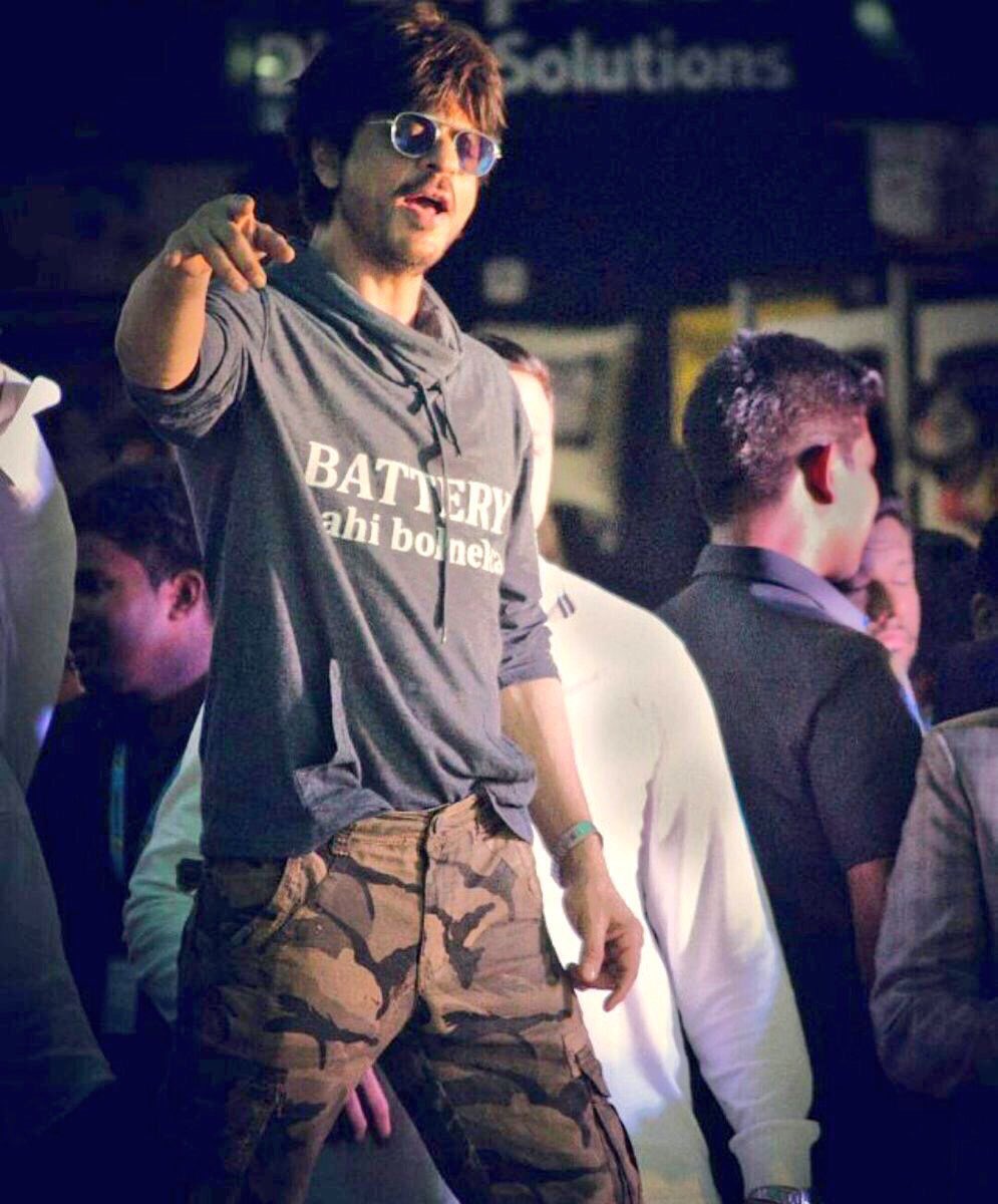 SRKCHENNAIFC's tweet photo. Shah Rukh Khan (@iamsrk) earlier today at Pune for #RaeesPromotions https://t.co/giOVkSe8Gz