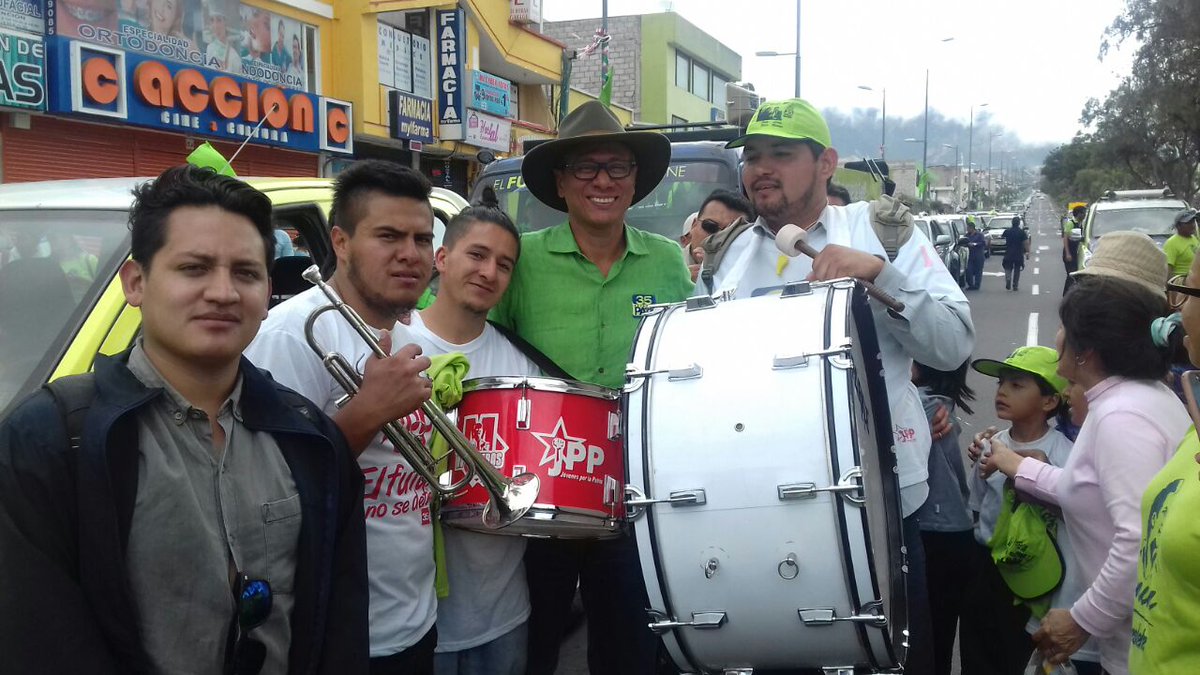 MontonerasAAP's tweet photo. En San Antonio apoyando en el puerta a puerta a los candidatos #VotaTodoTodito35 @MashiRafael @Lenin @JorgeGlas @ppsesa @LuisMongeE https://t.co/RRNdPALmJj