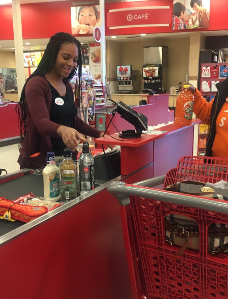 Big smiles and bold service from Jasmine makes for an amazing FOS checkout at T2527!! #T2527 #421 #G493 #400 #FOS #SUPERIORSERVICE