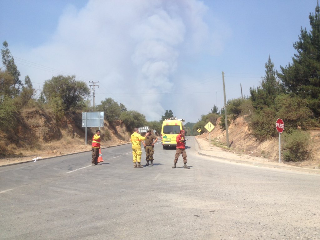 TVMaulinos_'s tweet photo. Ahora ruta L30 cortada en ambos sentidos a la altura del cruce a Huerta de Maule. Por reactivación de foco de incendio forestal. https://t.co/tLxTdypH0n