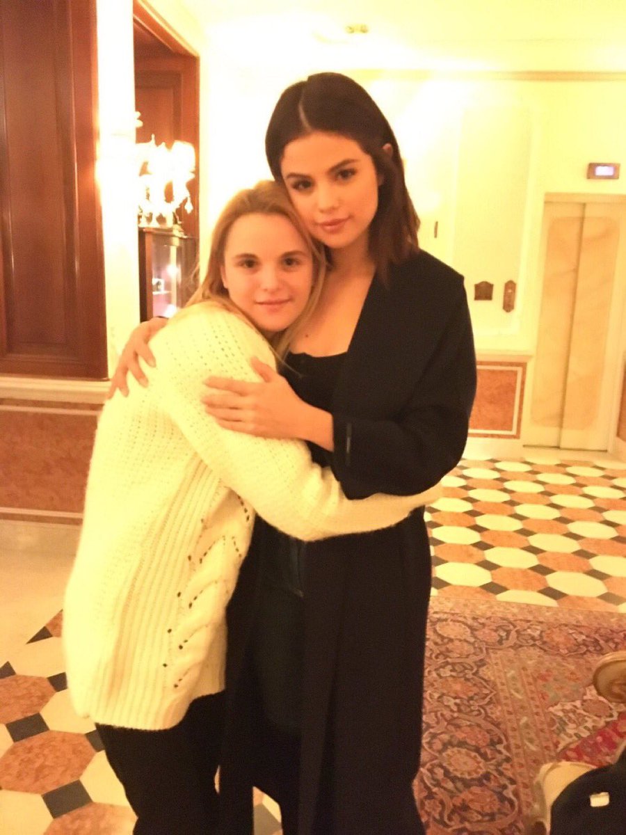 SelGomez_es's tweet photo. Nueva foto de Selena con una fan en su hotel hace unos minutos (vía @FlywithSel) #Selenators #BestFanArmy #iHeartAwards https://t.co/208GZnezQ6
