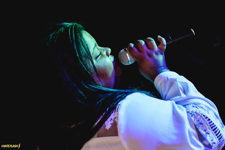 mc_caroloficial's tweet photo. To cantando putaria mas na foto até parece que sou meiga e to cantando música romântica do Roberto Carlos kkkkkkkk https://t.co/0YnvFeatm1